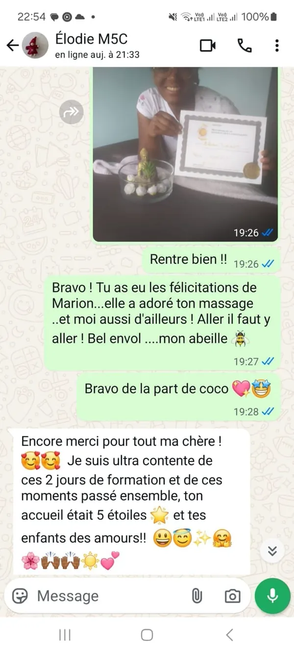 Avis de Élève (WhatsApp) : « Conversation WhatsApp d'une élève ravie de ses 2 jours de formation, avec photo de son certificat. »
