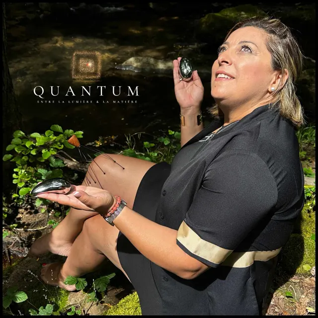 Portrait de Melyssa Jennadi, formatrice en massage aux aimants, souriante, galets magnétiques en main