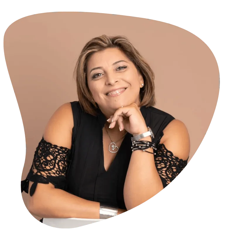 Melyssa Jennadi, formatrice en soins énergétiques, souriante